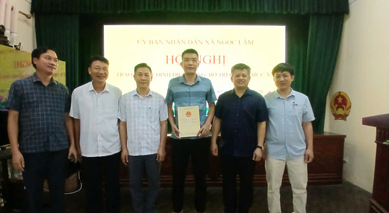 UBND xã Ngọc Lâm tổ chức công bố trao quyết định điều động, bố trí cán bộ công chức xã