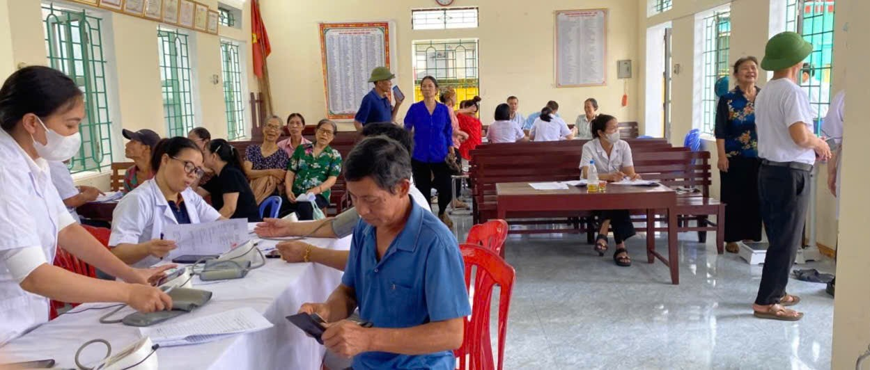 Khám sức khỏe định kỳ, sàng lọc miễn phí – lập hồ sơ sức khỏe điện tử cho người dân trên địa bàn xã
