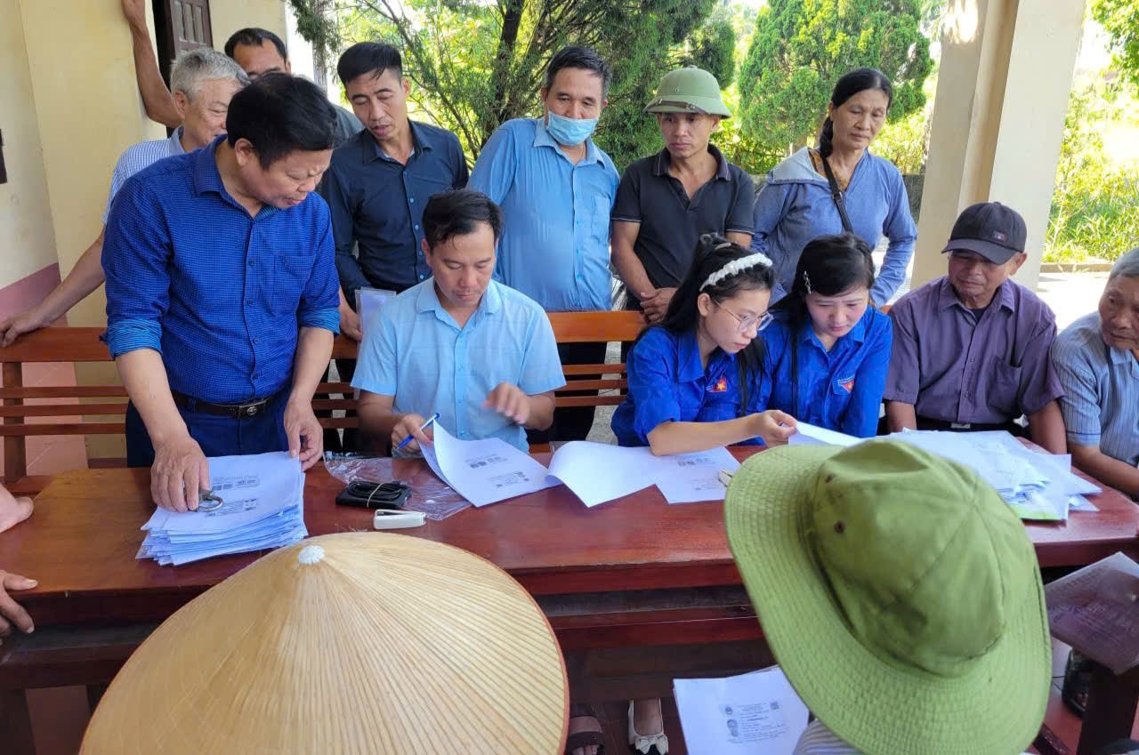 Các thôn trên địa bàn xã Ngọc Lâm tổ chức thu thập, tiếp nhận thông tin liên quan đến Giấy chứng nhận quyền sử dụng đất, phục vụ làm giàu, làm sạch cơ sở dữ liệu đất đai trên địa bàn