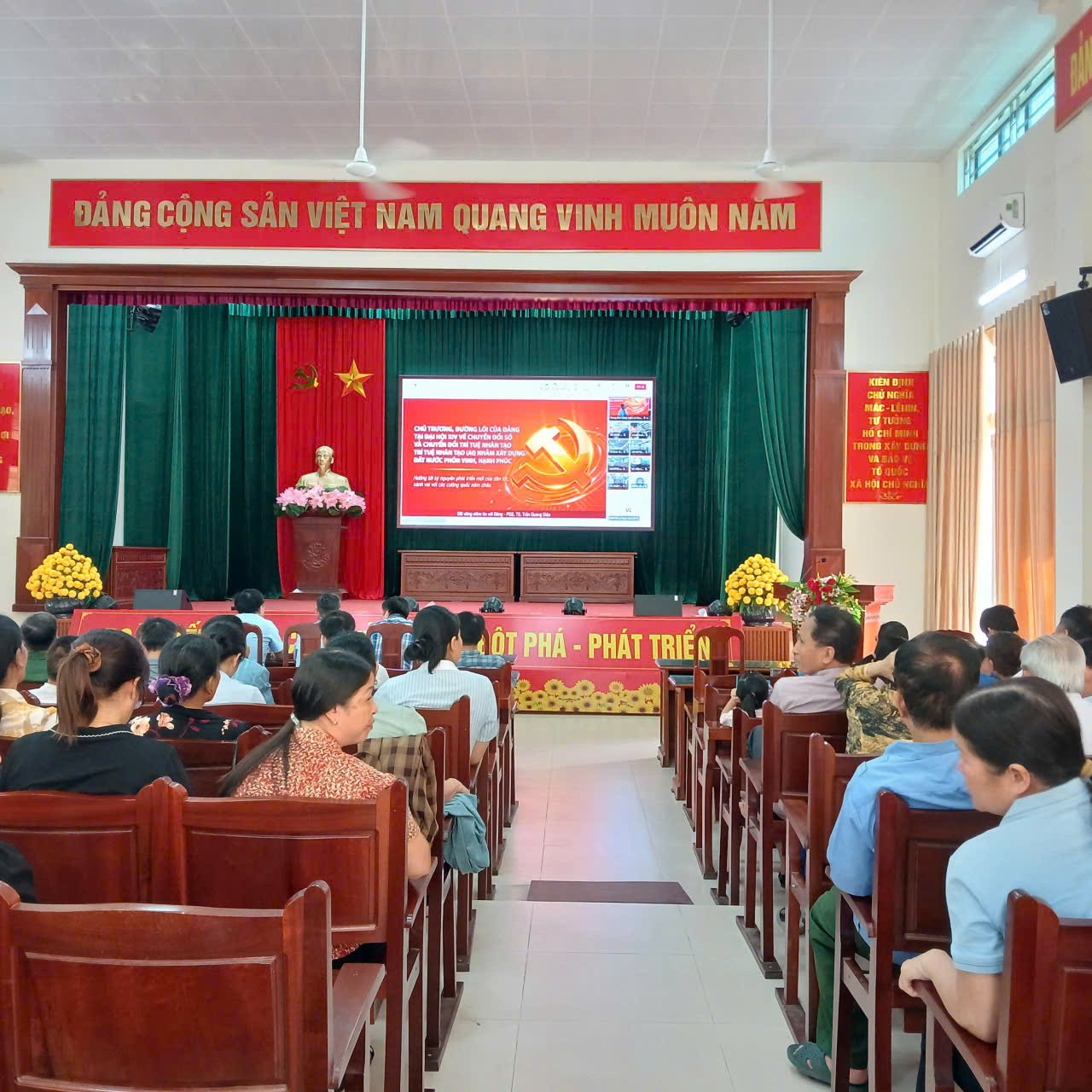 Uỷ ban Mặt trận Tổ quốc Việt Nam xã Ngọc Lâm tổ chức Hội nghị trực tuyến “Bình dân học vụ số” cho cán bộ và Nhân dân trên địa bàn