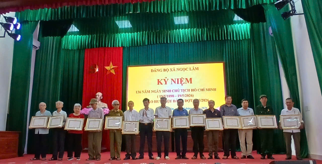 Ngọc Lâm kỷ niệm 136 năm Ngày sinh Chủ tịch Hồ Chí Minh và trao tặng Huy hiệu Đảng đợt 19/5/2026