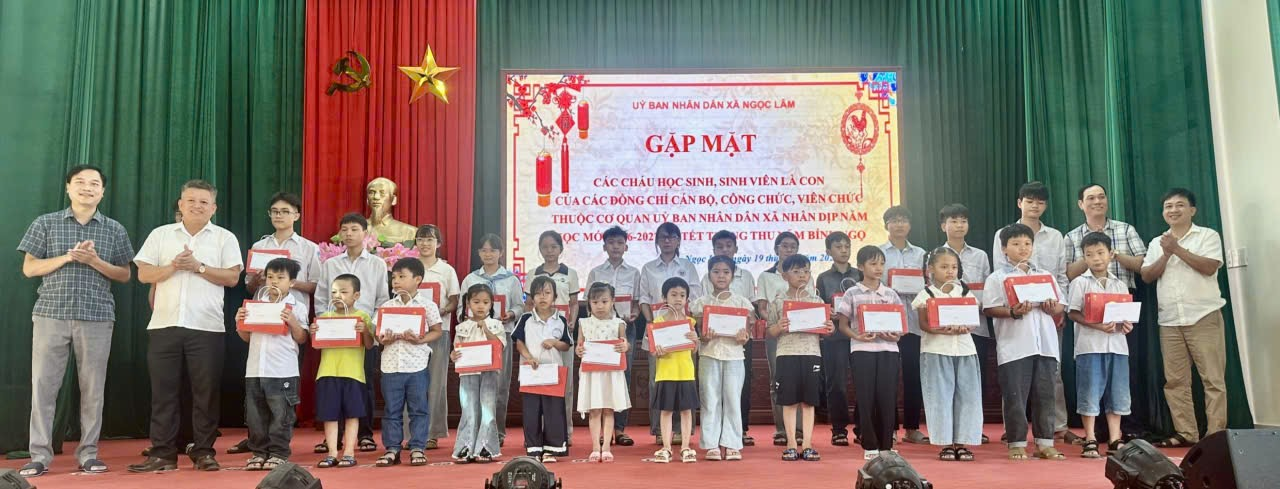 Ngọc Lâm tổ chức gặp mặt các cháu học sinh, sinh viên là con của các đồng chí cán bộ, công chức, viên chức thuộc cơ quan UBND xã nhân dịp năm học mới 2026-2027 và Tết Trung thu năm Bính Ngọ