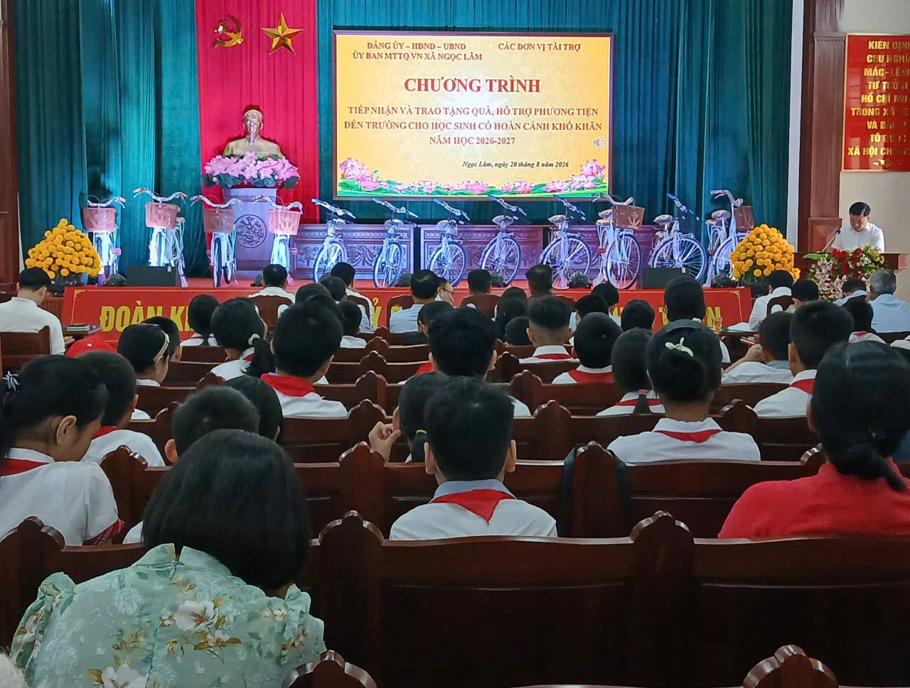 Chương trình trao tặng xe đạp, cho các em học sinh có hoàn cảnh khó khăn nhưng luôn nỗ lực vươn lên trong học tập