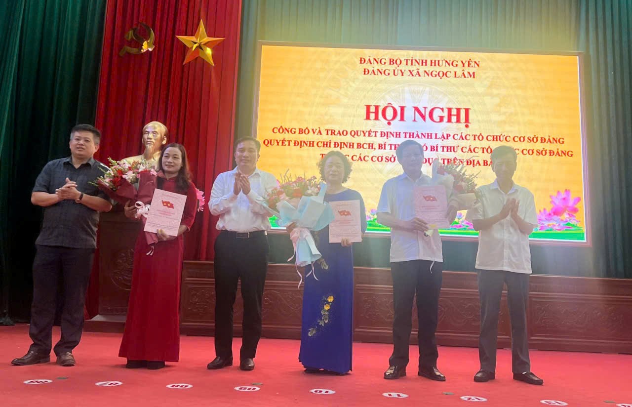 Đảng ủy xã Ngọc Lâm tổ chức hội nghị công bố và trao quyết quyết, thành lập các tổ chức cơ sở Đảng, quyết định chỉ định nhân sự tham gia Ban Chấp hành, giữ chức Bí thư, Phó Bí thư các tổ chức cơ sở Đảng thuộc các cơ sở giáo dục trên địa bàn xã