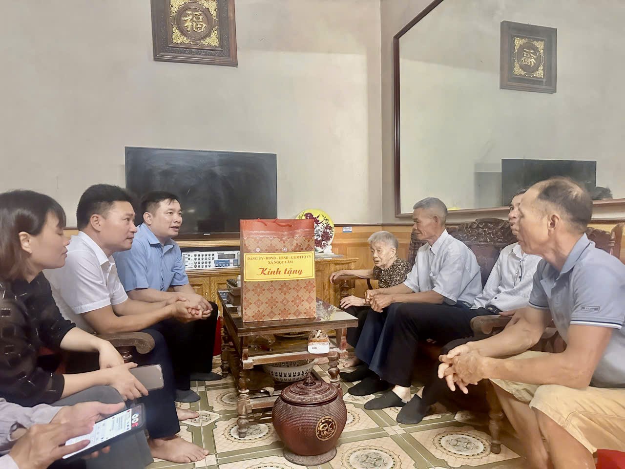 Xã Ngọc Lâm thăm, tặng quà gia đình chính sách, người có công với cách mạng nhân Kỷ niệm 79 năm Ngày Thương binh - liệt sĩ