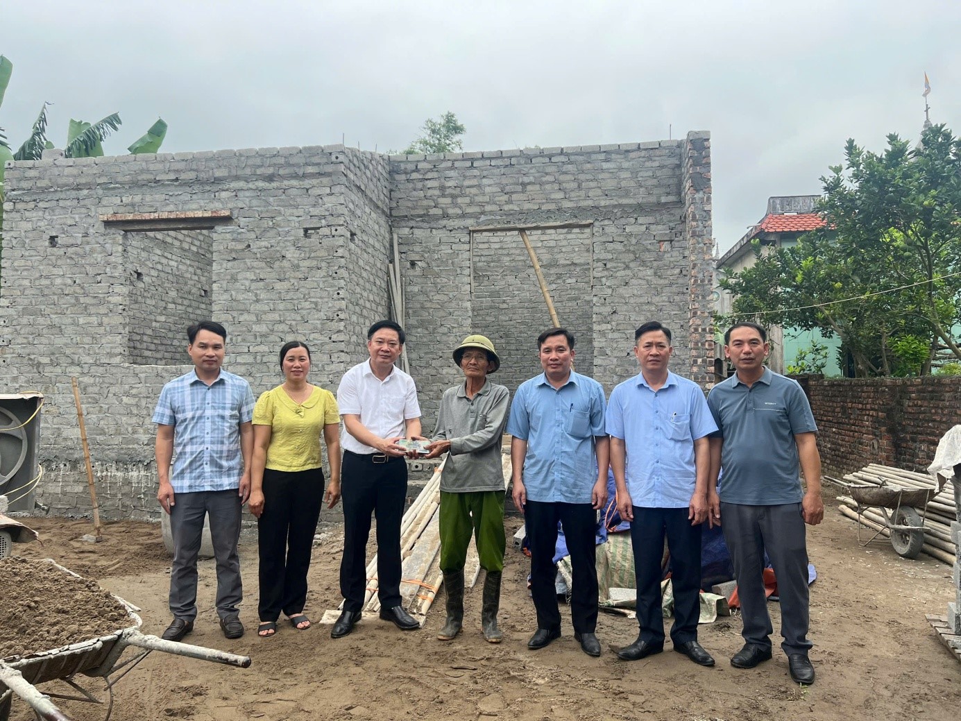 ỦY BAN MTTQ VIỆT NAM XÃ NGỌC LÂM TRAO KINH PHÍ HỖ TRỢ XÂY DỰNG NHÀ Ở CHO GIA ĐÌNH CÓ HOÀN CẢNH KHÓ KHĂN