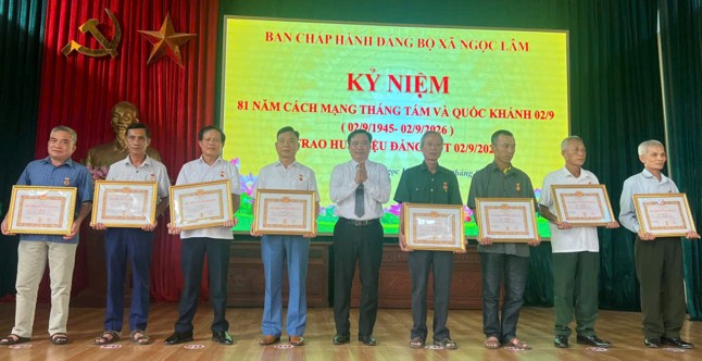 Đảng ủy xã Ngọc Lâm tổ chức lễ trao tặng Huy hiệu Đảng đợt 2/9/2026
