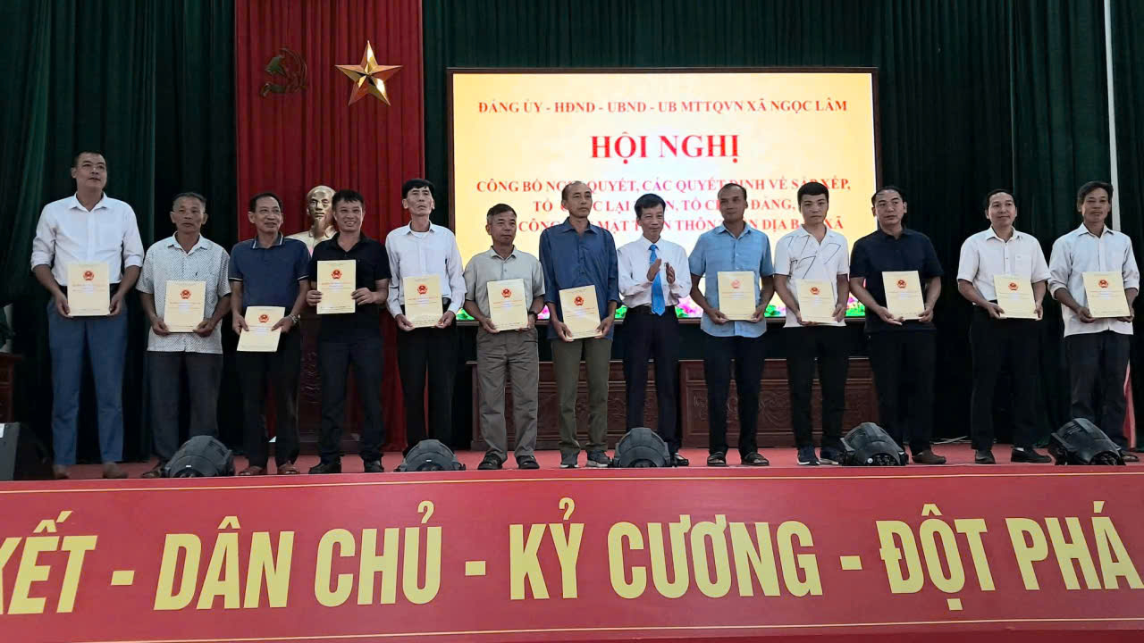 Hội nghị công bố Nghị quyết, các Quyết định về sắp xếp, tổ chức lại thôn, tổ chức đảng, ban công tác mặt trận thôn trên địa bàn xã
