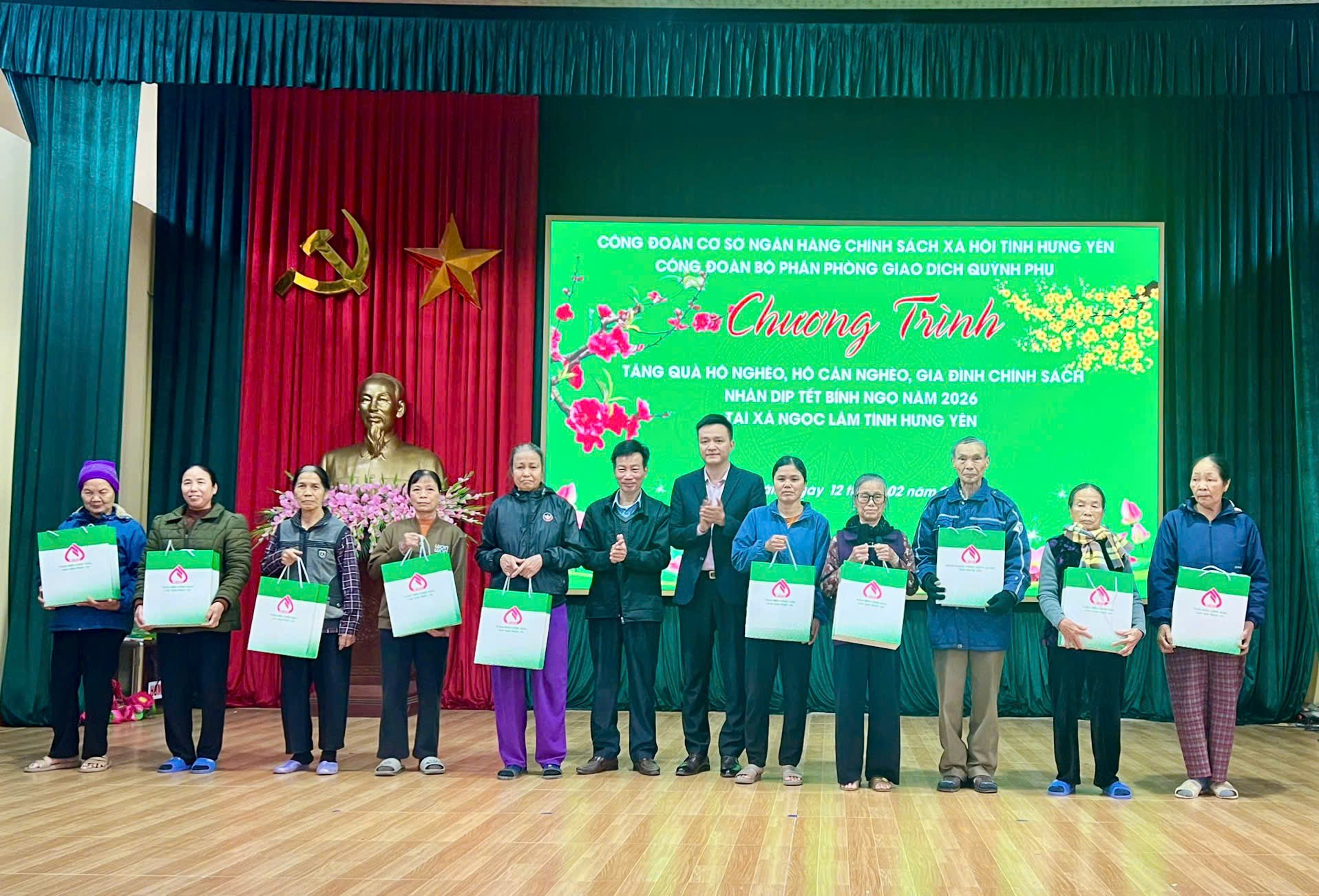 NGÂN HÀNG CHÍNH SÁCH XÃ HỘI QUỲNH PHỤ  TRAO QUÀ TẾT CHO HỘ NGHÈO, HỘ CẬN NGHÈO, GIA ĐÌNH CHÍNH SÁCH TẠI XÃ NGỌC LÂM