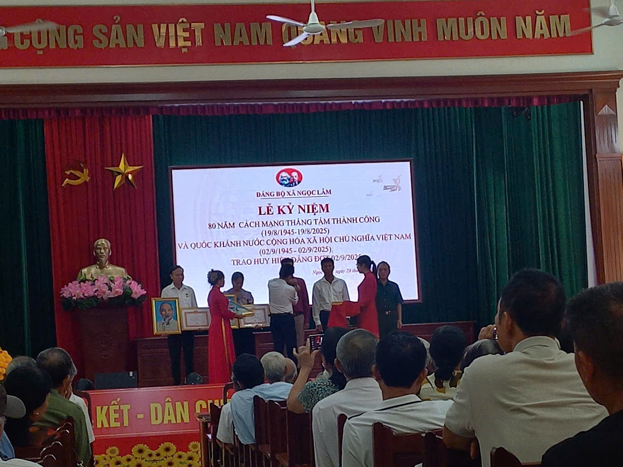 Đảng bộ xã Ngọc Lâm tổ chức kỷ niệm 80 năm Cách mạng tháng Tám thành công (19/8/1945 - 19/8/2025) và Quốc khánh nước CHXHCNVN (02/9/1945 - 02/9/2025), Trao huy hiệu Đảng đợt 02/9/2025